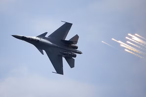 Tiêm kích Su-30MKM của Không quân Hoàng gia Malaysia thực sự là ngôi sao trên bầu trời trung tâm triển lãm hàng không Singapore. Đây là phiên bản của Su-30MK chế tạo riêng cho Không quân Malaysia. Ảnh: Bloomberg.