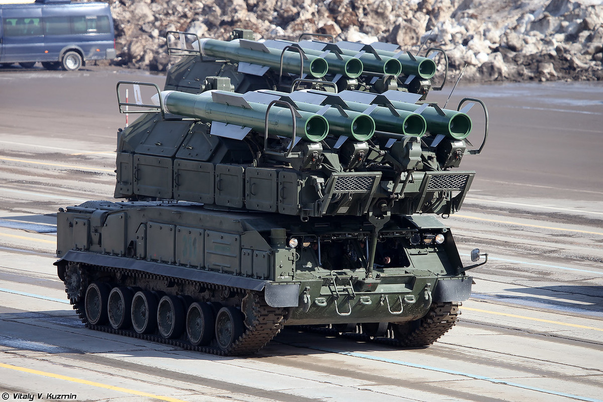 Tên lửa phòng không tầm trung Buk-M2. Ảnh: Vitaly V.Kuzmin.