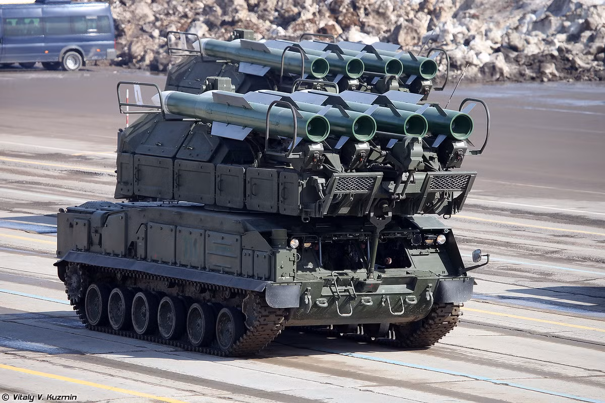 Tên lửa phòng không tầm trung Buk-M2. Ảnh: Vitaly V.Kuzmin.