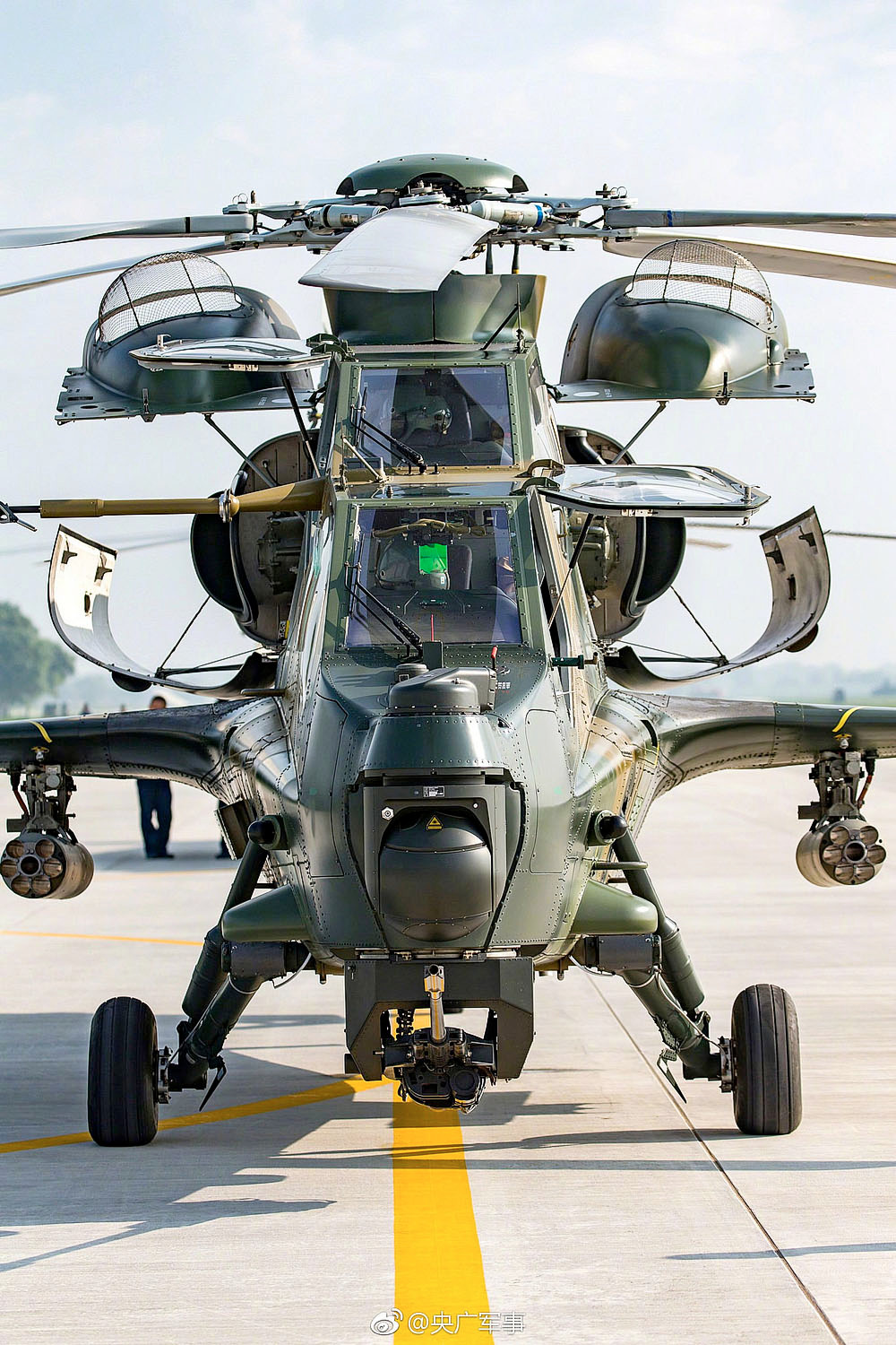 Dù là thiết kế của Nga, tuy nhiên có một điều kỳ lạ rằng không hiểu sao Z-10 trông rất giống hình dáng của dòng trực thăng tấn công Agusta A129 Mangusta của Italy. Nó cũng sử dụng thiết kế buồng lái hai chỗ ngồi, hai cánh phụ hai bên treo vũ khí. Nguồn ảnh: Otvaga