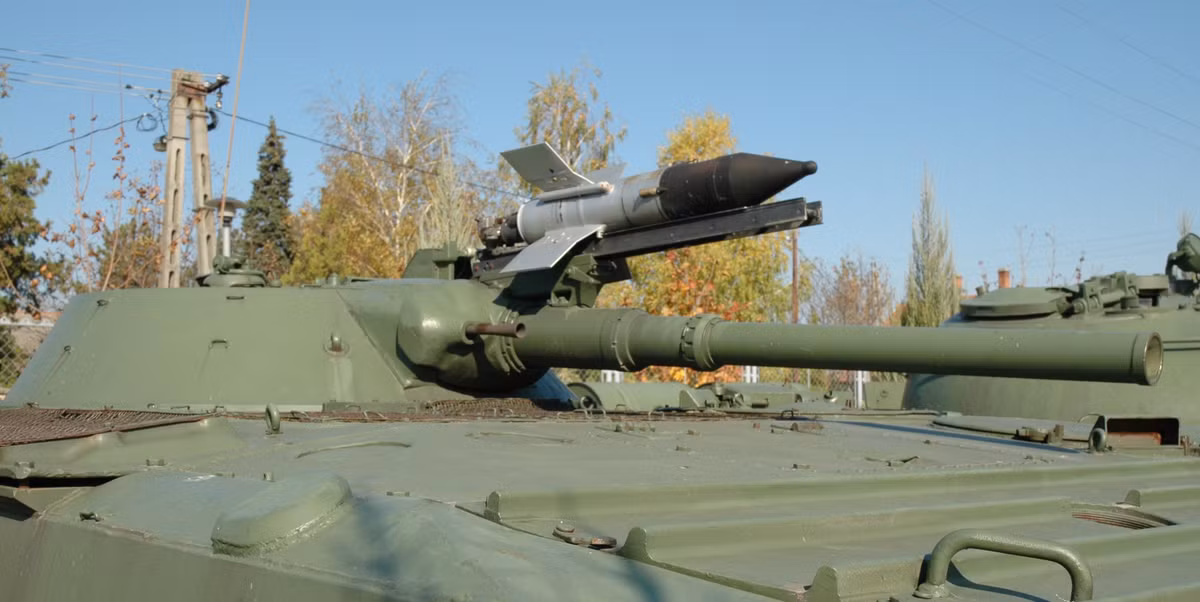 Nhược điểm thứ nhất, tên lửa 9M14 Malyutka cần khoảng cách bắn tối thiểu 500 mét. Nguồn ảnh: Wiki.