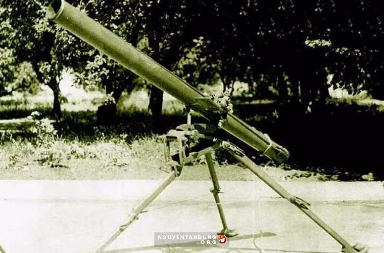 DKB hay còn gọi là ĐKB là một trong những loại vũ khí tiêu biểu cho sự sáng tạo của quân và dân ta trong kháng chiến chống Mỹ, đây là loại pháo phản lực theo ống được gỡ từ những dàn pháo phản lực BM-21 của Liên Xô theo sáng kiến do phía ta đề xuất. Nguồn ảnh: QPVN.