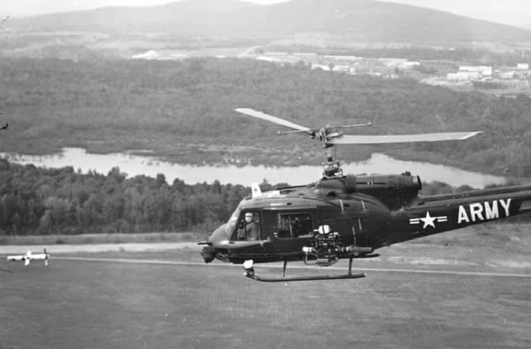 Và khi cảm thấy mối đe dọa từ xe tăng Quân Giải phóng ngày càng lớn, người Mỹ bắt đầu trang bị TOW cho cả quân đội ngụy Sài Gòn. Những đơn vị TOW đầu tiên của Mỹ hay chư hầu ở miền Nam Việt Nam đều được đặt trên khung gầm xe jeep sau đó là trên trực thăng UH-1. Nguồn ảnh: army.mil.