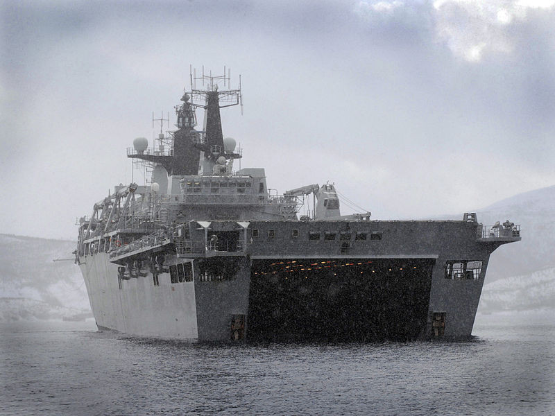 Với kích cỡ lớn như vậy, dĩ nhiên HMS Albion cung cấp khả năng đổ bộ linh hoạt “đường biển cũng được mà đường không cũng vô tư”. Cụ thể, ở đuôi tàu nó được thiết kế cửa đổ bộ với khoang tàu có khả năng ngập nước cho phép các loại tàu đổ bộ nhỏ và xe lội nước thoải mái di chuyển từ trong khoang ra mặt nước chở theo vũ khí, binh sĩ thực hiện các chiến dịch đánh chiếm bờ biển, hải đảo…. Nguồn ảnh: Wikipedia