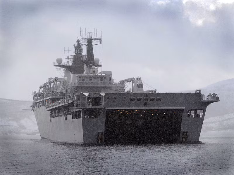 Với kích cỡ lớn như vậy, dĩ nhiên HMS Albion cung cấp khả năng đổ bộ linh hoạt “đường biển cũng được mà đường không cũng vô tư”. Cụ thể, ở đuôi tàu nó được thiết kế cửa đổ bộ với khoang tàu có khả năng ngập nước cho phép các loại tàu đổ bộ nhỏ và xe lội nước thoải mái di chuyển từ trong khoang ra mặt nước chở theo vũ khí, binh sĩ thực hiện các chiến dịch đánh chiếm bờ biển, hải đảo…. Nguồn ảnh: Wikipedia