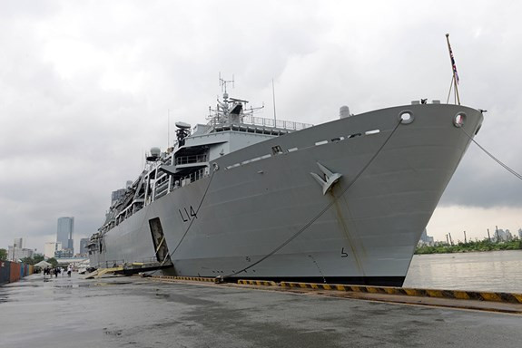 Chuyến thăm lần này của chiến hạm khổng lồ Anh với 555 sĩ quan và thủy thủ là một trong những hoạt động cụ thể trong dịp kỷ niệm 45 năm Ngày thiết lập quan hệ ngoại giao Việt Nam - Anh (11-9-1973/11-9-2018) và triển khai các nội dung thỏa thuận giữa lãnh đạo Bộ Quốc phòng hai nước thời gian qua, góp phần tăng cường hữu nghị, thúc đẩy quan hệ hợp tác quốc phòng giữa hai nước. Nguồn ảnh: QĐND