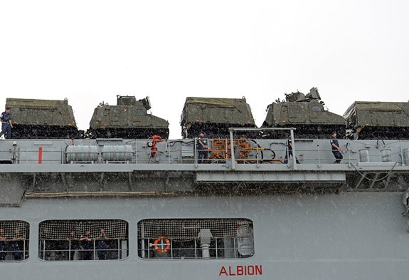 Hoặc khi cần, sân bay có thể trưng dụng để chở các loại xe bọc thép, xe tăng với tổng số lượng lên tới 67 chiếc. Nguồn ảnh: QĐND