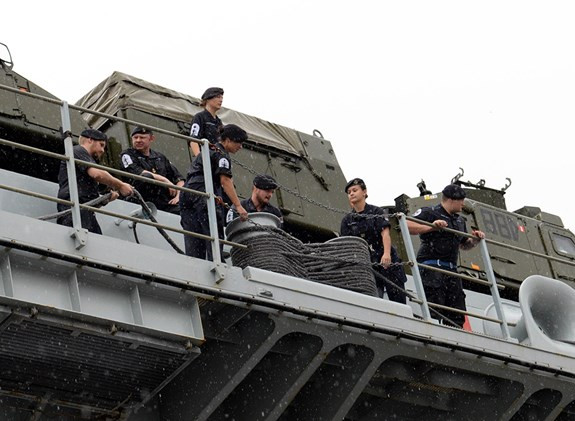 Trong ảnh, tàu Albion tới TP HCM với boong tàu đầy xe bọc thép chở quân. Nguồn ảnh: QĐND