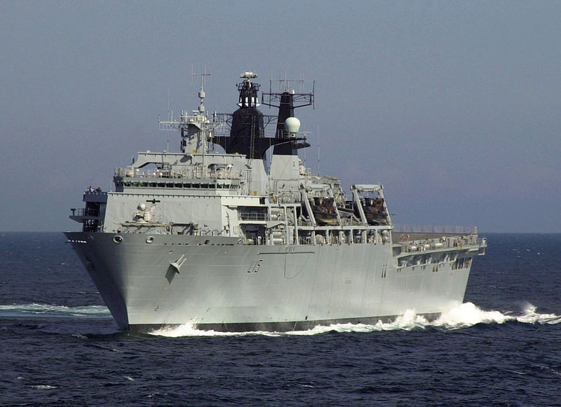 HMS Albion (L14) là chiếc đầu tiên thuộc lớp tàu tấn công đổ bộ Albion được BAE System Marine đóng cho Hải quân Anh. Albion được hạ thủy ngày 3/9/2001, chính thức biên chế ngày 19/6/2003 với thủy thủ đoàn 325 binh sĩ. Ngoài ra, nó còn chở được 405-700 binh sĩ thủy quân lục chiến trong các chiến đổ bộ đường biển. Nguồn ảnh: Wikipedia