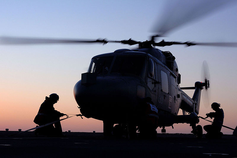 Con tàu cũng có nhà chứa để chở các loại trực thăng hạng trung, hạng nhẹ. Nguồn ảnh: Wikipedia