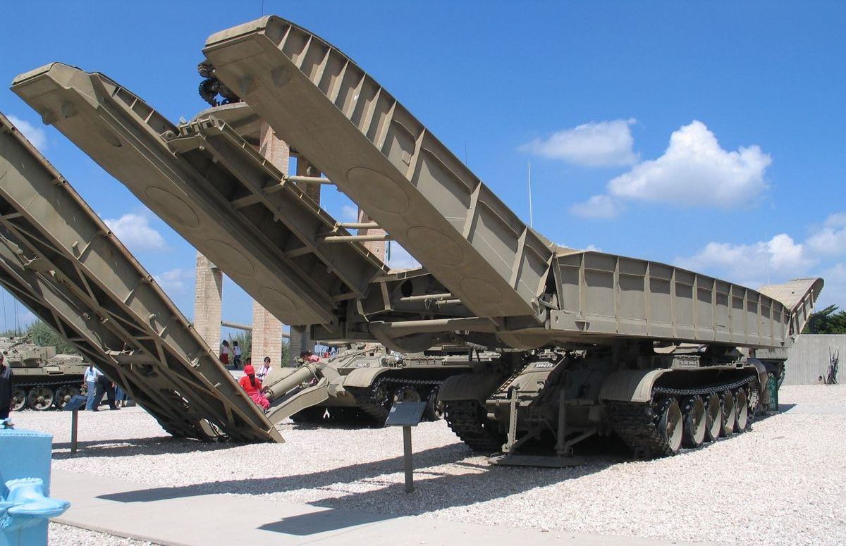 Về thiết kế tổng thể MTU-20 sử dụng khung thân xe tăng chiến đấu chủ lực T-55 với đường cầu dài 20m. Nhịp cầu được trang bị là loại 2 nhịp gấp cơ khí chịu lực nặng với các thiết bị kê kích nhằm đáp ứng nhiệm vụ triển khai và thu hồi cầu theo đúng yêu cầu thiết kế và tính năng vận hành đặt ra. Nguồn ảnh: Wikimedia.