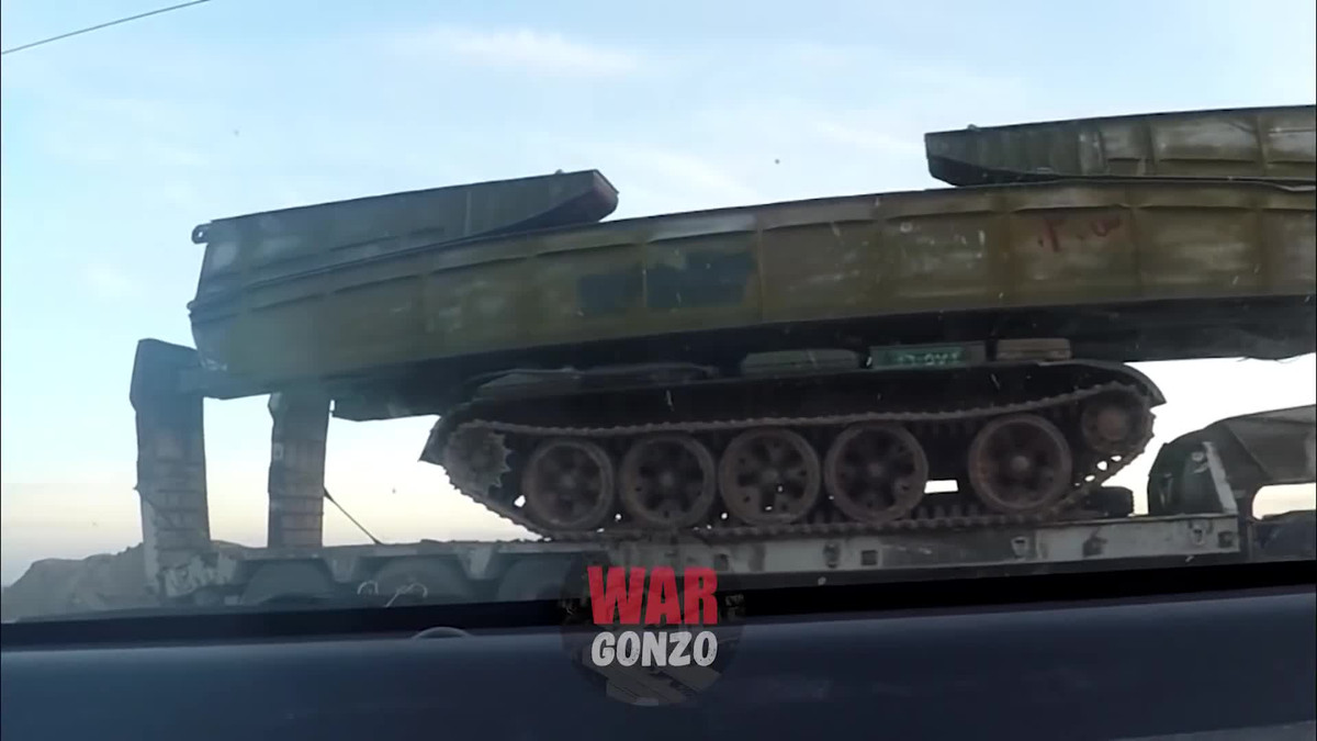 Trọng lượng của MTU-20 khi có cầu là 37 tấn; cầu có chiều dài 20 m; chiều rộng phần vệt 3,3 m; chiều rộng giữa 2 vệt 0,8 m; chiều dài của cầu thu lại khi hành quân là 11,64 m; vận tốc di chuyển trên đường đất là 30 km/h và trên đường nhựa là 54 km/h. Nguồn ảnh: Reddit.