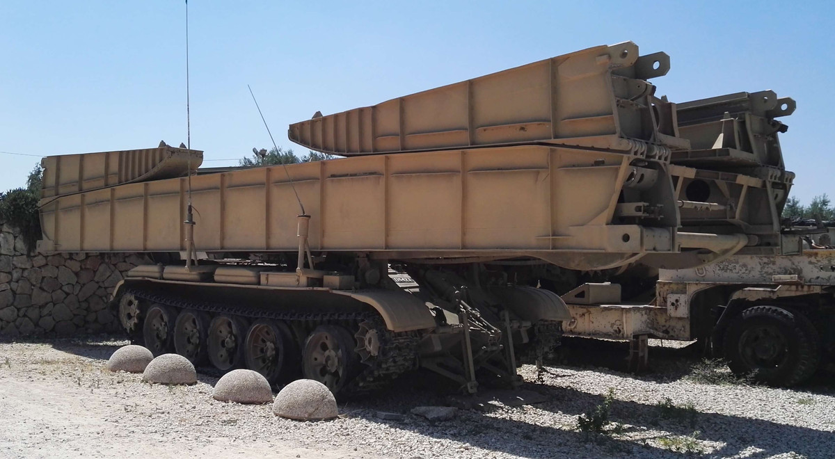 Khi triển khai cầu, xe vươn các nhịp cầu gấp bắc ngang khe đứt với nhịp chính giữa đặt lên 2 bờ khe. Ưu điểm chính yếu của xe bắc cầu MTU-20 là kíp vận hành không cần rời xe mà vẫn có thể triển khai và thu hồi cầu trong tầm khống chế của hỏa lực bắn thẳng từ các loại vũ khí bộ binh cá nhân đối phương. Nguồn ảnh: Wikimedia.