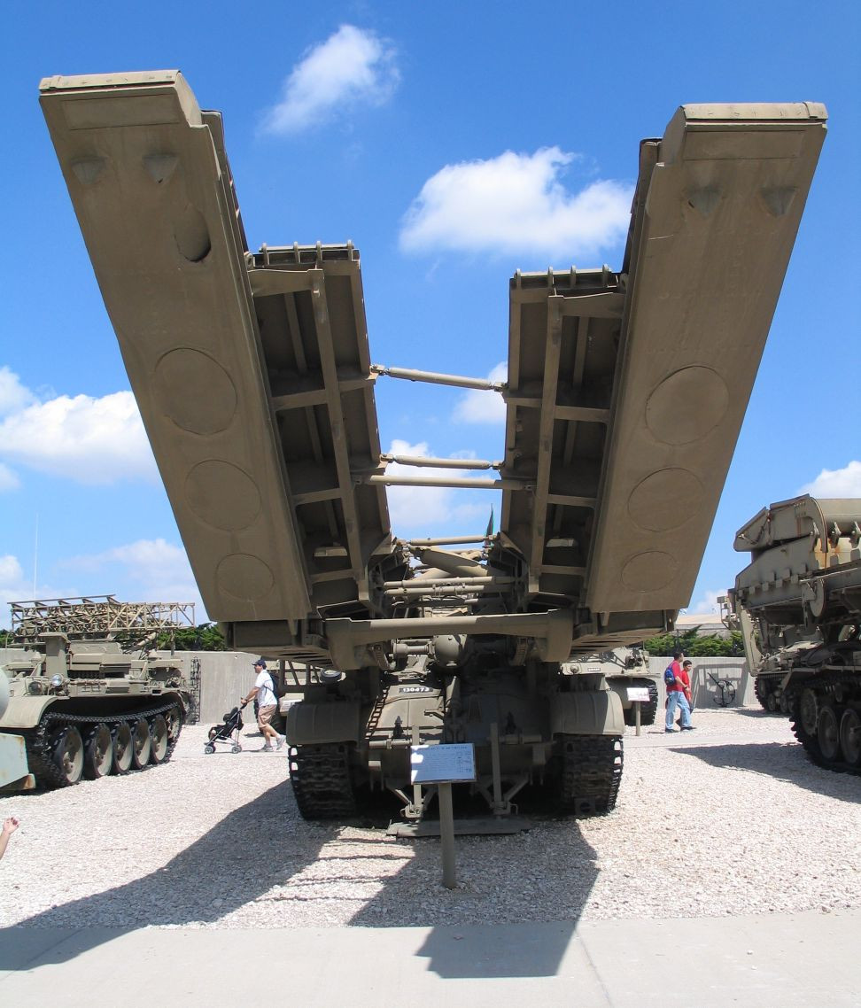 Ưu điểm chính yếu của xe bắc cầu MTU-20 là kíp vận hành không cần rời xe mà vẫn có thể triển khai và thu hồi cầu trong tầm khống chế của hỏa lực bắn thẳng từ các loại vũ khí bộ binh cá nhân đối phương. Nguồn ảnh: Wikimedia.