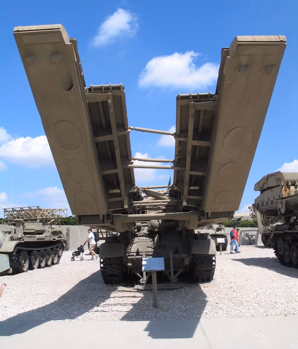 Ưu điểm chính yếu của xe bắc cầu MTU-20 là kíp vận hành không cần rời xe mà vẫn có thể triển khai và thu hồi cầu trong tầm khống chế của hỏa lực bắn thẳng từ các loại vũ khí bộ binh cá nhân đối phương. Nguồn ảnh: Wikimedia.