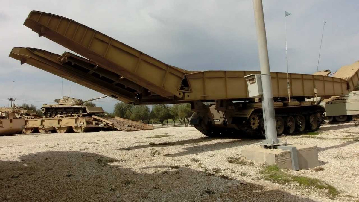 Dự trữ hành trình theo nhiên liệu cho xe chạy trên đường đất là 350 km; xe có khả năng vượt qua được hố sâu có chiều rộng 1,4 m; vượt chướng ngại vật rộng 18 m; khả năng leo tường cao 2,2 m; thời gian triển khai ban ngày dưới 5 phút và ban đêm dưới 8 phút; kíp lái 2 người. Nguồn ảnh: Reddit.