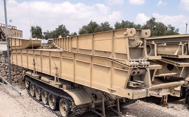 Để làm được điều này, MTU-20 được trang bị lớp giáp bảo vệ tương đương 200 mm giáp thép. Ngoài ra, xe còn được trang bị hệ thống chống cháy tự động và bảo vệ NBC và một khẩu súng máy tự vệ. Nguồn ảnh: Wikimedia.