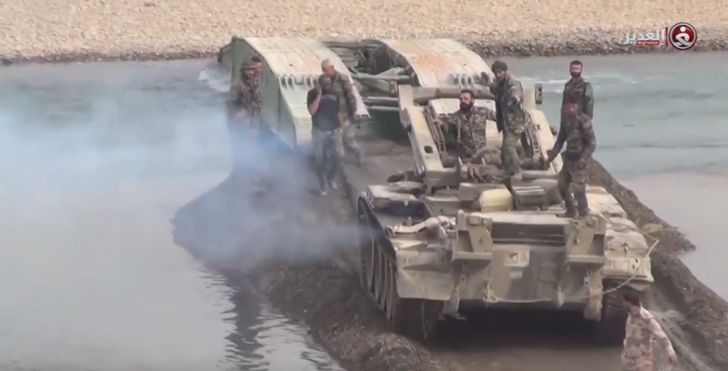 Những chiếc xe bọc thép bắc cầu này đã được sử dụng rất nhiều trong suốt tháng 2 .2018 khi tiến công trong khu vực Đông Ghouta. Tại đây, các nhóm Hồi giáo cực đoan đã đào cả một mạng lưới các đường hào chống tăng, kênh rạch đầy nước để ngăn chặn tốc độ tấn công của tăng thiết giáp quân đội Syria. Nguồn ảnh: Truyền thông Quân đội Syria.