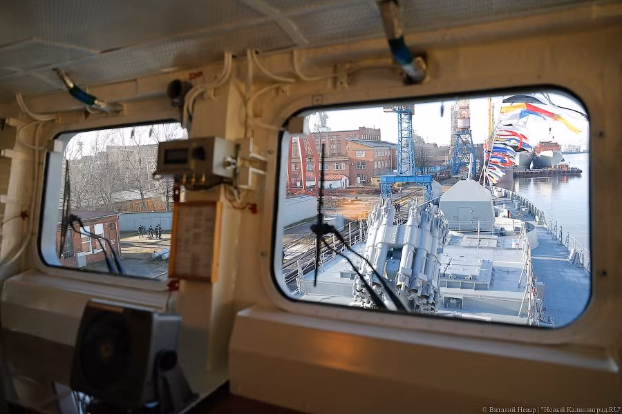 Cabin điều khiển của tàu cho tầm quan sát phía trước rất tốt. Cảm biến chính của tàu là radar Fregat M2ME, radar tìm kiếm mục tiêu mặt nước 3T-25E, radar điều khiển hỏa lực 5P-10E. Ảnh: News Kaliningrad.