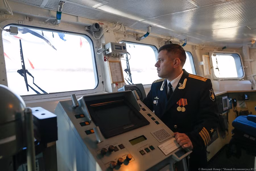 Phòng điều khiển được trang bị hệ thống điện tử hàng hải hiện đại với các màn hình LCD độ nét cao cho khả năng hiển thị tốt. Tàu Đô đốc Makarov là một tàu chiến có lượng choán nước trung bình nhưng sở hữu khả năng tấn công rất mạnh mẽ. Ảnh: News Kaliningrad.