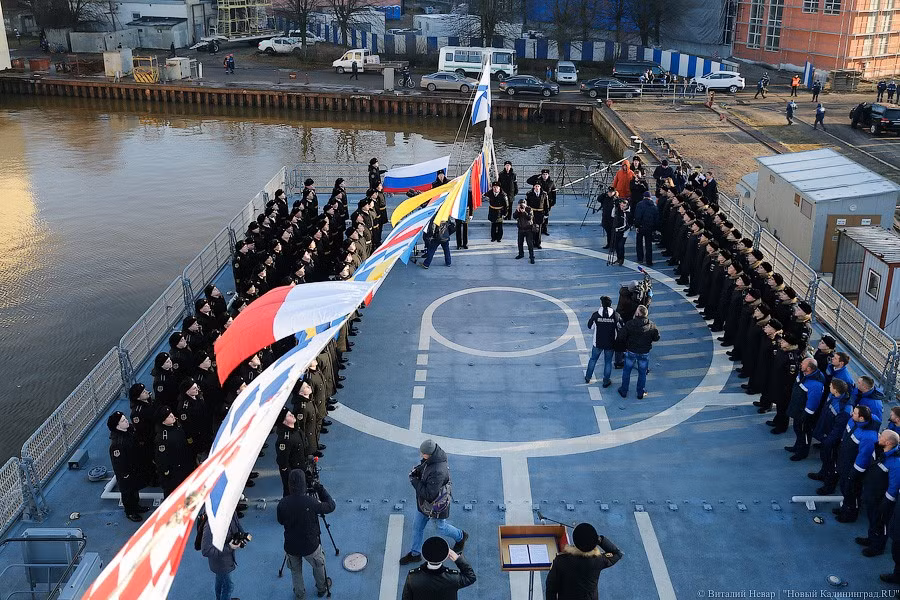 Đuôi tàu có sàn đáp và nhà chứa cho 1 trực thăng chống ngầm Ka-27PL hoặc Ka-31. Thủy thủ đoàn 200 người, thời gian hoạt động liên tục trên biển 30 ngày. Ảnh: News Kaliningrad.