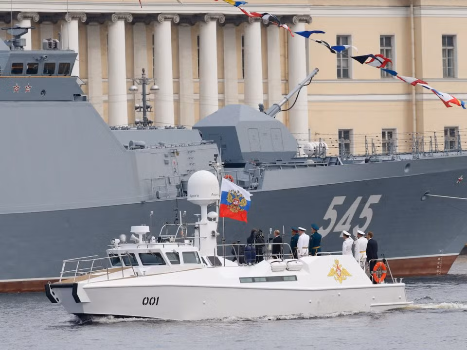 Tổng thống Nga Vladimir Putin, chào đón thủy thủ đoàn của tàu Steregushchiy Stoikiy khi ông tham dự cuộc diễu hành hải quân trong lễ kỷ niệm Ngày Hải quân tại St.Petersburg, Nga, vào ngày 30/7/2017.