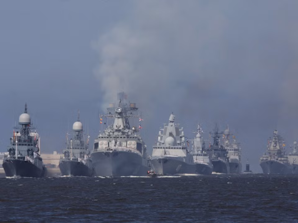 Tàu chiến Nga đi đầu trong cuộc diễu hành Ngày Hải quân tại Kronshtadt, một thị trấn cảng biển ở ngoại ô thành phố St. Petersburg, Nga, vào ngày 30/7/2017..