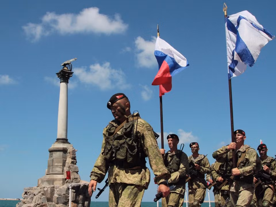 Những người lính hải quân đánh bộ Nga tham gia lễ kỷ niệm Ngày Hải quân tại cảng Biển Đen của Sevastopol, Crimea, ngày 30 tháng 7 năm 2017.