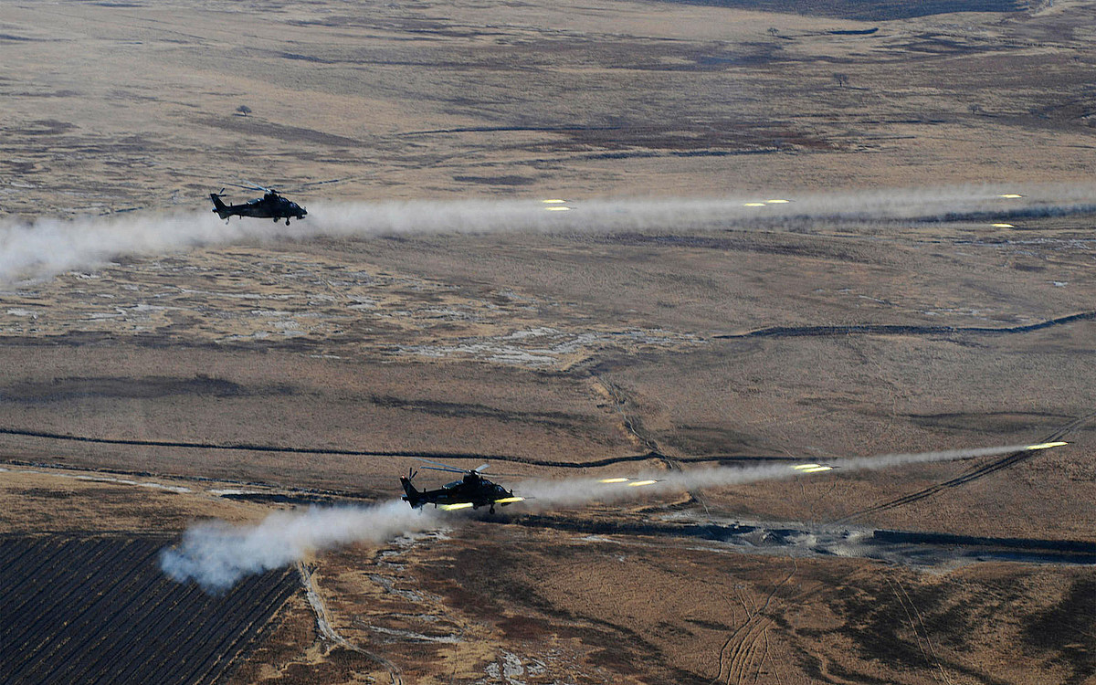 Trong ảnh, Z-10 bắn ồ ạt rocket. Nguồn ảnh: Otvaga