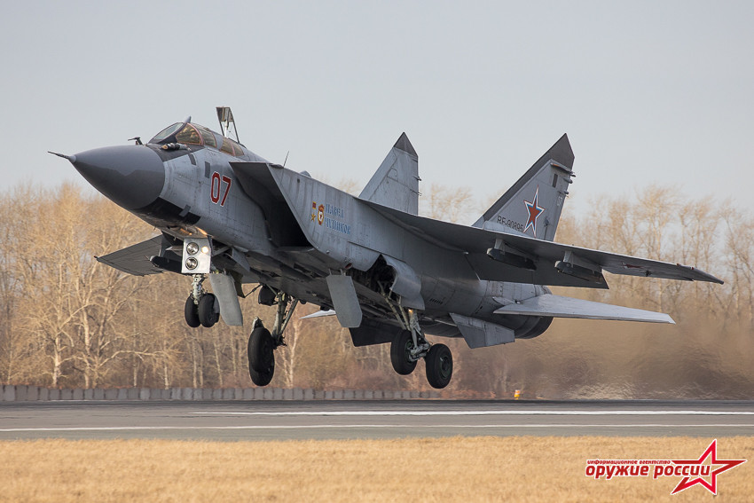 Phiên bản đầu tiên của MiG-31 không có tính năng tiếp nhiên liệu trên không. Tính năng này mới được cập nhật trong phiên bản nâng cấp MiG-31 sau đó do Liên Xô phát triển và sau này là Nga. Ảnh: Weapon of Russia.