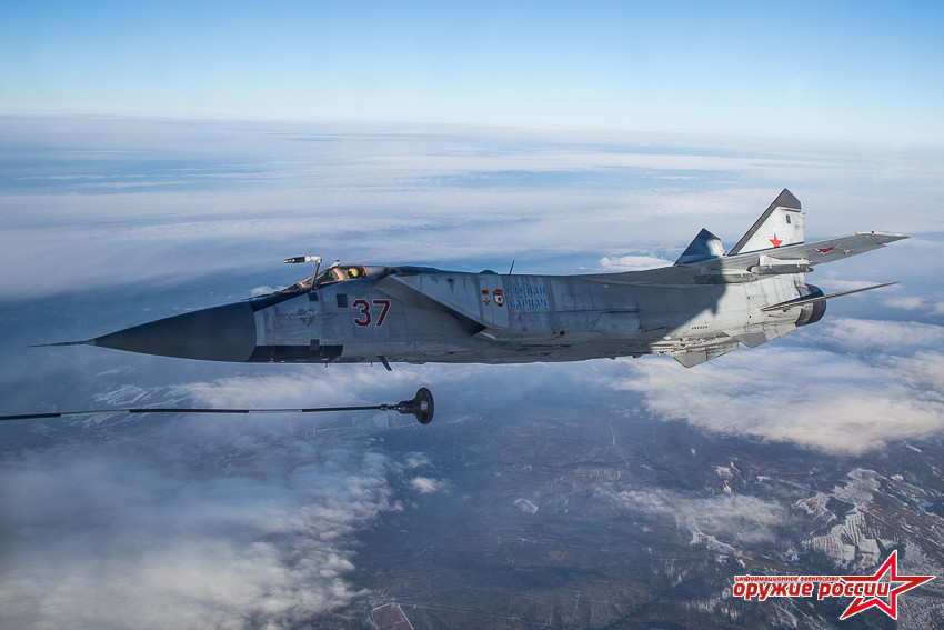 Quá trình tiếp nhiên liệu thường diễn ra ở độ cao khoảng 4.500 mét. Máy bay tiếp dầu và tiêm kích MiG-31BM sẽ bay ở tốc độ duy trì 550 km/h. Phễu của vòi bơm nhiên liệu khá nhỏ nên các phi công phải tập luyện rất nhiều lần mới nắm vững kỹ thuật này. Ảnh: Weapon of Russia.