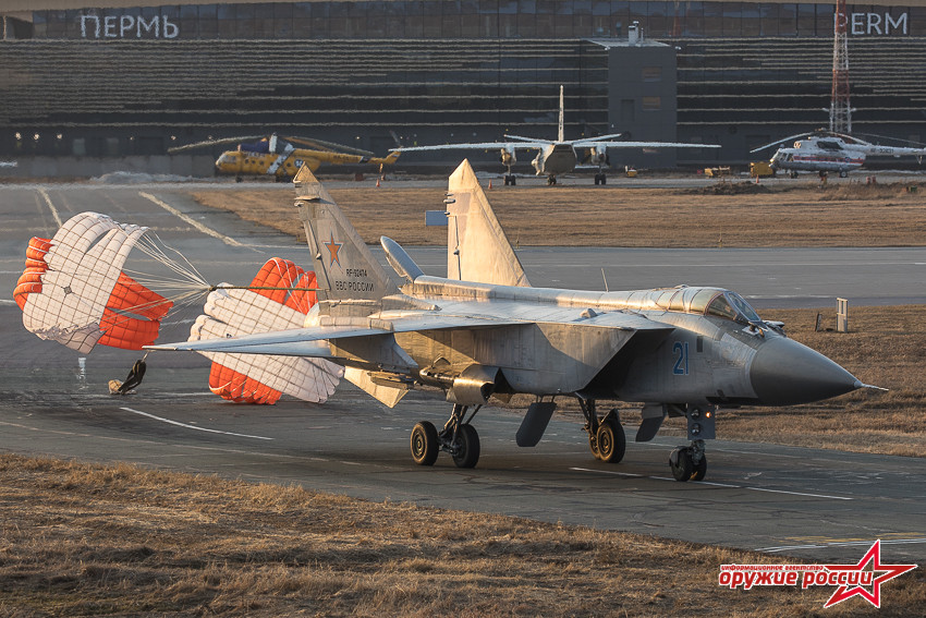 MiG-31BM bung dù hãm tốc độ khi hạ cánh sau khi hoàn thành bài tập tiếp nhiên liệu trên không. Ảnh: Weapon of Russia.