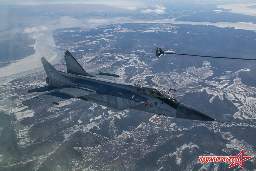 Tiếp nhiên liệu trên không là một kỹ thuật rất khó, nó đòi hỏi phi công phải có khả năng phán đoán tốt và kỹ thuật bay điêu luyện để đưa vòi tiếp nhiên liệu khớp vào ống bơm từ máy bay vận tải. Ảnh: Weapon of Russia.