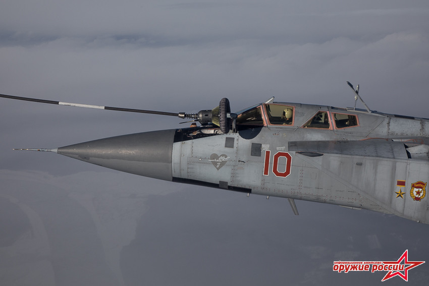 Kỹ thuật tiếp nhiên liệu bằng vòi mềm có ưu điểm là có thể bơm nhiên liệu cho 2 máy bay cùng lúc. Nhược điểm là tốc độ bơm chậm hơn so với kỹ thuật sử dụng vòi cứng của Mỹ. Ảnh: Weapon of Russia.