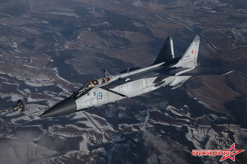 Sau khi đã bơm đầy nhiên liệu, MiG-31 sẽ hãm tốc độ để rút vòi tiếp khỏi ống bơm và thực hiện động tác chao cảnh để đổi hướng. Ảnh: Weapon of Russia.