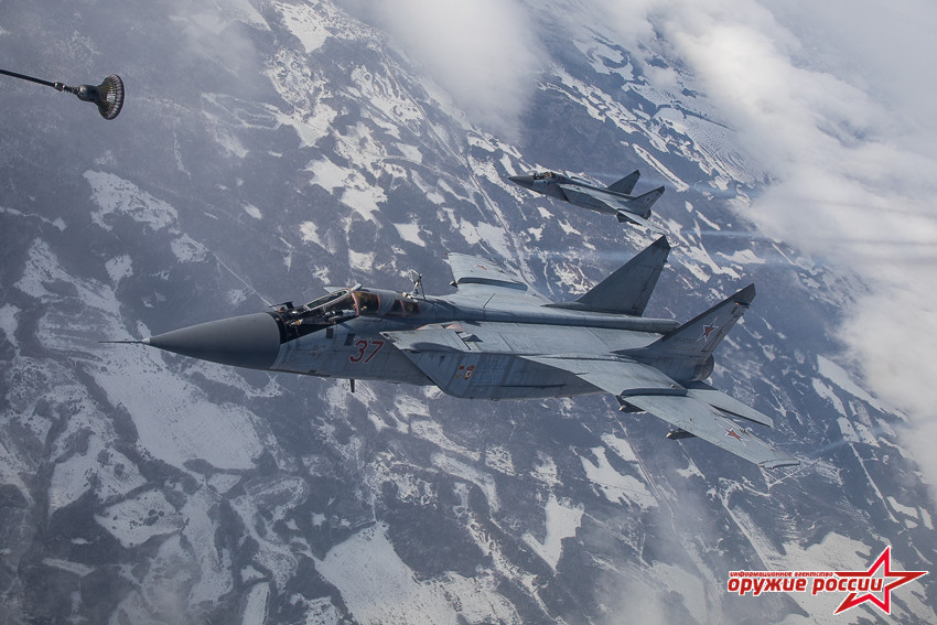 Không quân Nga sử dụng kỹ thuật tiếp nhiên liệu trên không bằng vòi mềm. Máy bay tiếp dầu IL-78 sẽ thả 2 vòi tiếp nhiên liệu để máy bay phía sau tiếp cận. Ảnh: Weapon of Russia.