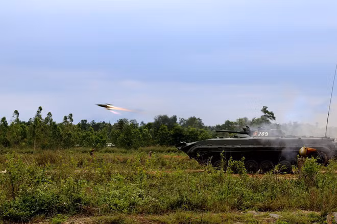 Bên cạnh đó, BMP-1 không thể khai hỏa chính xác tên lửa chống tăng trong khi hành tiến. Bắt buộc, BMP-1 phải dừng hẳn trước khi bắn tên lửa AT-3. Điều này là không ổn trong chiến trường hiện đại. Nguồn ảnh: QĐND