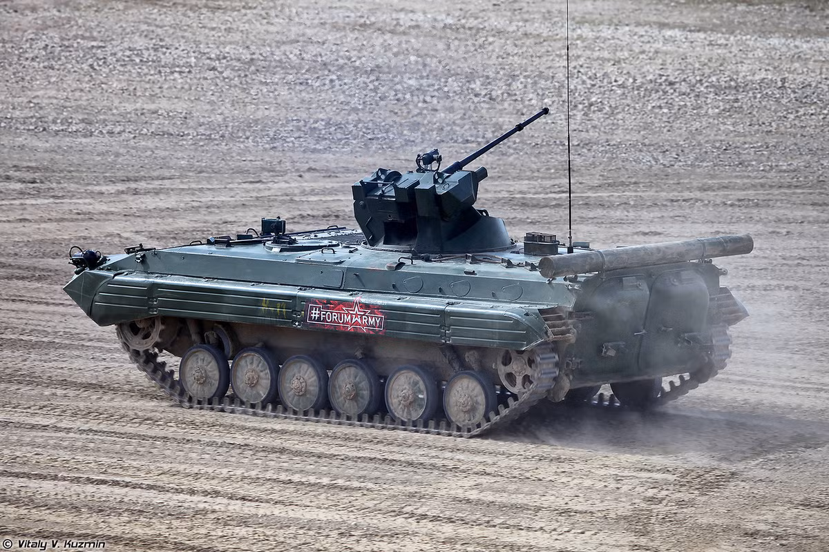 Mặc dù có cỡ nòng nhỏ hơn, sức công phá yếu hơn so với đạn 73mm, thế nhưng việc Nga tích hợp pháo 2A72 cho nhiều thiết kế xe chiến đấu bộ binh mới như Kurganets-25, T-15 Armata cho thấy sự tin cậy cao đối với khẩu pháo này. Pháo đạt tốc độ bắn 330 phát/phút, tầm bắn hiệu quả 1,5-2km với mục tiêu mặt đất, lên tới 4km với mục tiêu trên không. Nguồn ảnh: Vitaly-Kuzmin