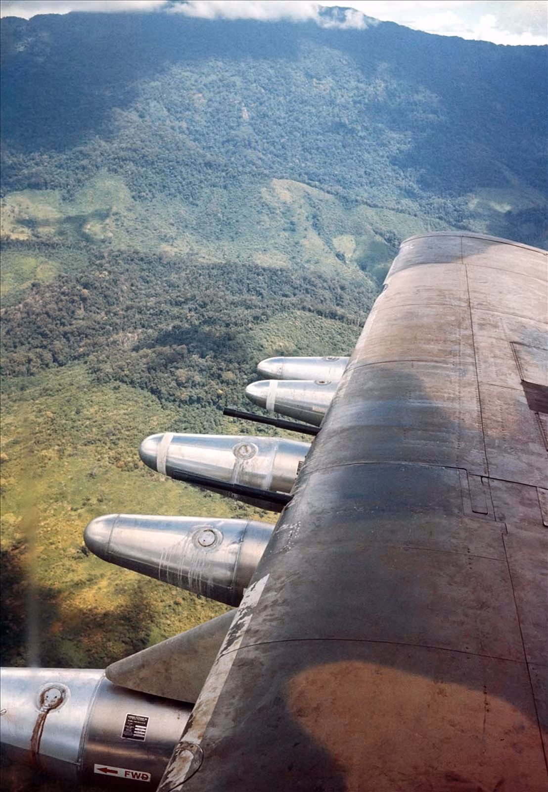 Tốc độ bay lớn nhất của A-1E vào khoảng 520 km/h, tốc độ bay đường trường là 475 km/h và có tầm bay tốid da lên tới 2115 km. Trần bay của loại phi cơ cường kích này vào khoảng 8500 mét, đủ để tránh được các loại hỏa lực phòng không hạng nhẹ của Quân Giải phóng. Nguồn ảnh: Flickr.