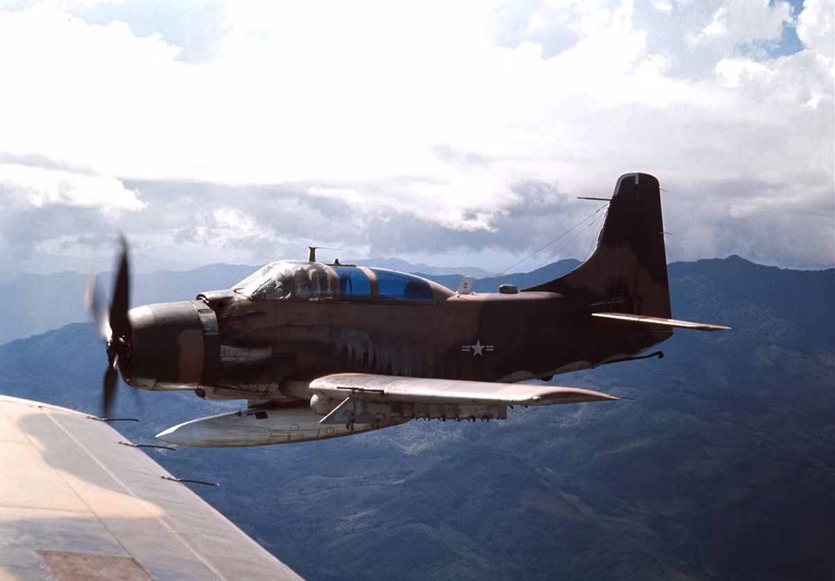 Phiên bản A-1E được trang bị vũ khí bao gồm 4 pháo 20 mm chia đều hai bên cánh. Ngoài ra, chiếc phi cơ này cũng có thể mang theo tối đa 3,6 tấn vũ khí dưới 15 giá treo. Các loại vũ khí phổ biến của A-1E khi sử dụng ở Việt Nam bao gồm mìn, bom cỡ nhỏ, pháo phản lực, pháo khói phản lực hay giá súng rời. Nguồn ảnh: Flickr.