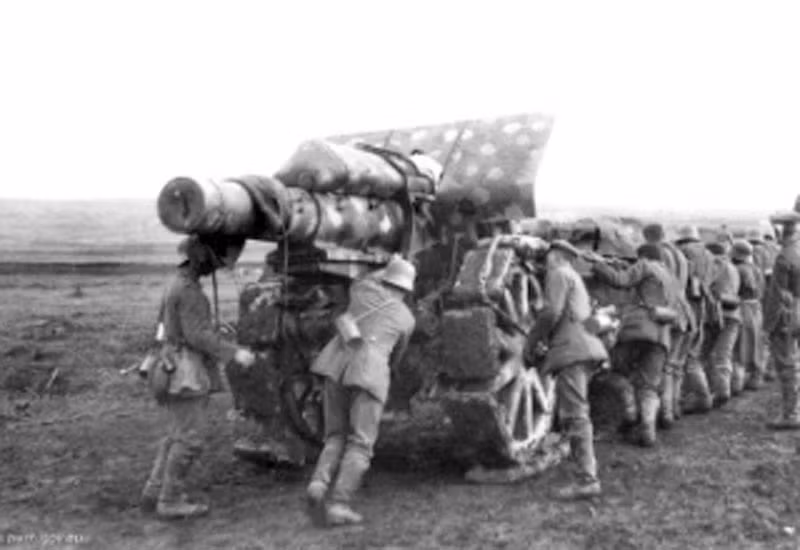 Một vũ khí khác cũng có phần kỳ dị không kém chính là khẩu pháo Mörser 16 cỡ nòng 211mm. Khẩu pháo này được thiết kế để tối ưu hóa khả năng di chuyển trên những chiến trường đầy giao thông hào nên có cơ cấu bánh rất "dị". Nguồn ảnh: Military.