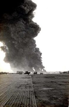 Cột khói cao hàng trăm mét tại sân bay Biên Hòa sau cuộc tấn công của khoảng 300 chiến sĩ Giải phóng sử dụng pháo cối, pháo phản lực các loại bắn tấp cập vào vị trí kho nhiên liệu và nhà chứa máy bay bên trong sân bay này năm 1965. Nguồn ảnh: Pinterest.
