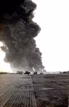 Cột khói cao hàng trăm mét tại sân bay Biên Hòa sau cuộc tấn công của khoảng 300 chiến sĩ Giải phóng sử dụng pháo cối, pháo phản lực các loại bắn tấp cập vào vị trí kho nhiên liệu và nhà chứa máy bay bên trong sân bay này năm 1965. Nguồn ảnh: Pinterest.