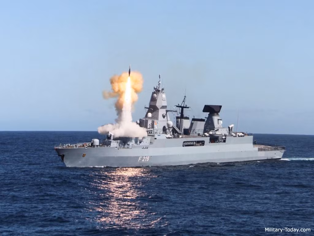 Đứng vị trí số 2 trong top 10 tàu hộ vệ của Military-Today là lớp Sachsen của Hải quân Đức. Con tàu này nổi bật với hệ thống phòng không rất mạnh với sự kết hợp giữa siêu radar SMART-L (phát hiện được mục tiêu tên lửa đạn đạo cách 400km, theo dõi được nhiều mục tiêu đến 1.500km) và tên lửa đánh chặn SM-2 có tầm phóng 150km. Tuy nhiên, so với Gorshkov, nó thua kém ở tên lửa chống hạm và khả năng chống ngầm hạn chế. Nguồn ảnh: Military-Today