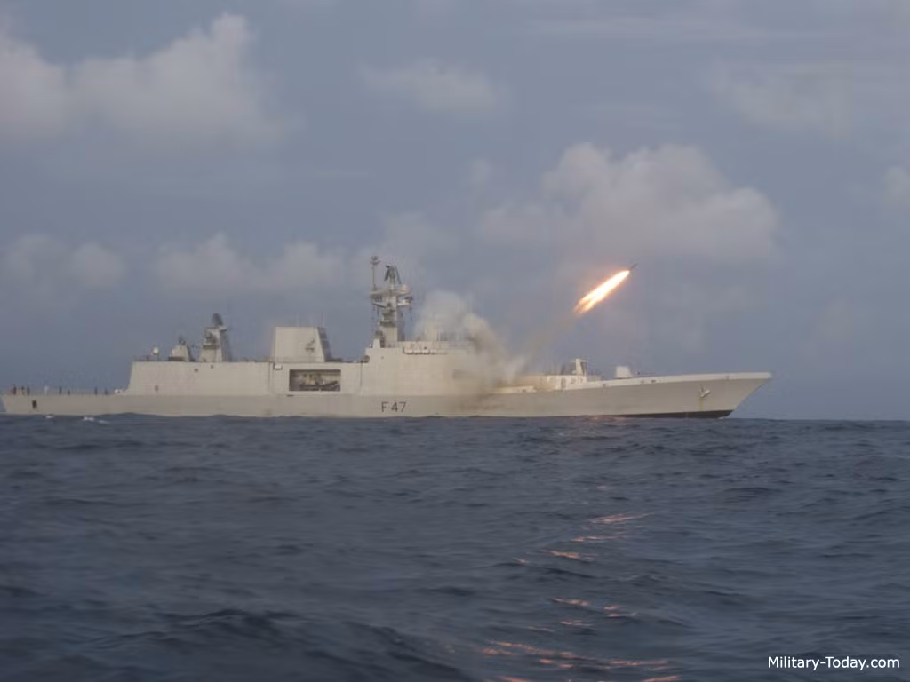 Đứng vị trí thứ 8 là lớp tàu Shivalik của Ấn Độ, đây là con tàu hộ vệ duy nhất trong bảng xếp hạng sở hữu loại tên lửa chống hạm gần tương đương với P-800 Oniks trên Goshkov. Con tàu sở hữu 8 tên lửa chống hạm siêu âm BRAHMOS được phát triển trên cơ sở Oniks, nhưng lại bị giới hạn tầm bắn chỉ còn 290km, bù lại tốc độ khủng khiếp của nó vẫn được giữ nguyên. Bên cạnh đó, việc chỉ sở hữu hệ thống phòng không tầm trung Shtil-1 cùng radar hạng xoàng cũng khiến nó không thể vươn cao trên bảng xếp hạng. Nguồn ảnh: Military-Today