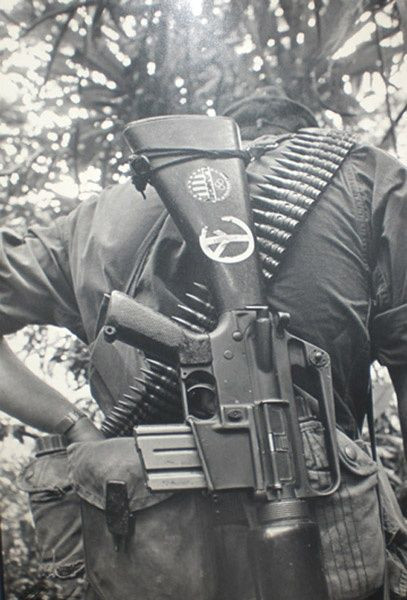 Ngược lại, khẩu AK-47 ngay cả ở chế độ sẵn sàng chiến đấu cũng luôn có khóa nòng kín mít. Điều này dẫn đến tình trạng, các khẩu súng AR-15 vốn dĩ đã dễ bị tổn thương bởi bụi bẩn nay lại càng có cơ hội để bụi bẩn chui vào hơn mỗi khi súng ở chế độ bắn. Nguồn ảnh: Pinterest.