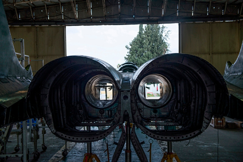 Nhà máy Yaa-22 đang đại tu khoảng 30 chiếc F-15, F-16 và một số trực thăng. Nhà máy này có thể sửa chữa tất cả các loại máy bay chiến đấu, trừ máy bay vận tải quân sự hạng nặng. Ảnh: Oleggranovsky.livejournal.