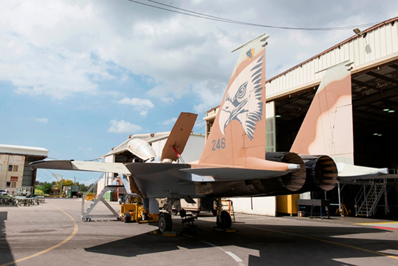 Một chiếc tiêm kích F-15I của Israel với biểu tượng đầu đại bàng ở cánh đuôi đứng sẵn sàng xung trận sau quá trình "lột xác" tại nhà máy Yaa-22. Ảnh: Oleggranovsky.livejournal.