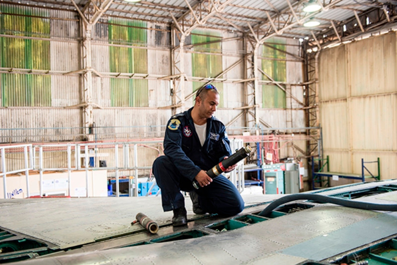 Các dòng chiến đấu cơ Israel thường được đại tu và nâng cấp theo chu kỳ từ 7-10 năm. Sau mỗi lần đại tu, chúng gần như "lột xác" và mang một sức mạnh hoàn toàn mới. Các sửa chữa nhỏ thường được tiến hành ngay tại cơ sở trực chiến. Ảnh: Oleggranovsky.livejournal.