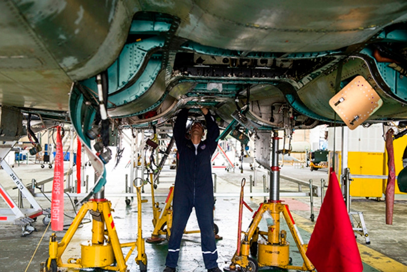 Quá trình đại tu máy bay được thực hiện theo kiểu dây chuyền. Đứng đầu mỗi bộ phận là sĩ quan có quân hàm trung tá với chuyên môn cao và dày dạn kinh nghiệm. Ảnh: Oleggranovsky.livejournal.